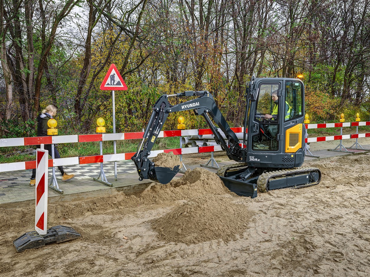 De bedieningselementen zijn goed geplaatst wat meer comfort oplevert voor de machinist en leidt tot hogere productiviteit. De machinist kan de machine makkelijk bedienen in allerlei werkomstandigheden.